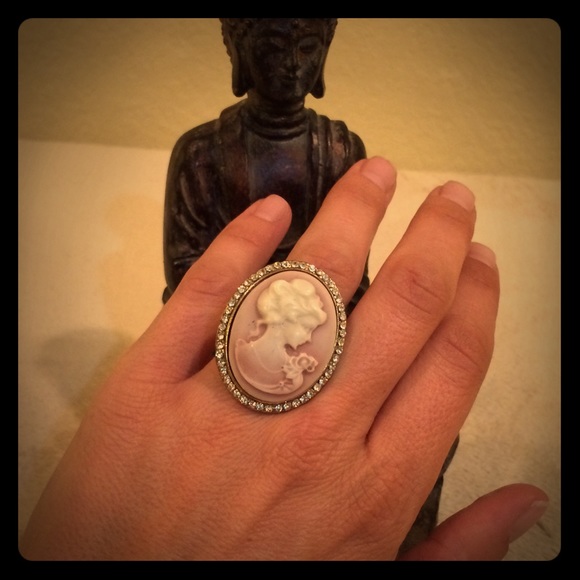 🌺SALE🌺 Pink and Gold Cameo Fashion Ring