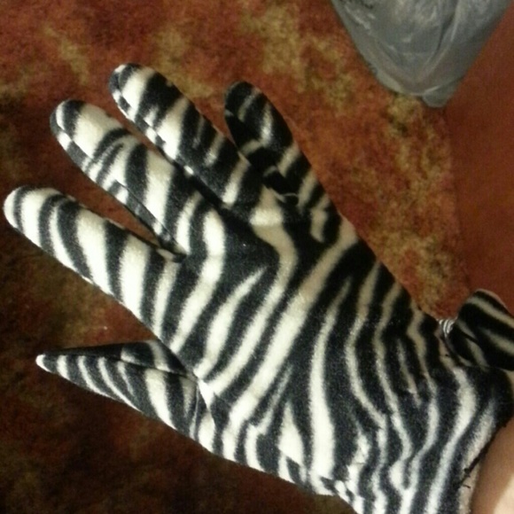 Animal print scarves and gloves - Picture 2 of 4
