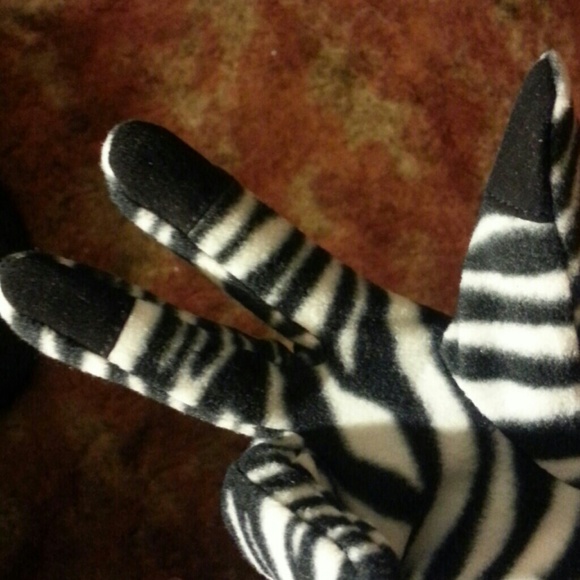 Animal print scarves and gloves - Picture 3 of 4