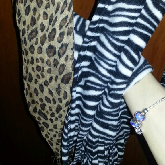 Animal print scarves and gloves - Picture 4 of 4