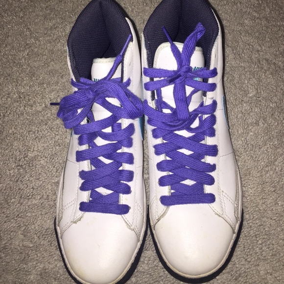 Authentic NIKE sneakers (Size 5.5)