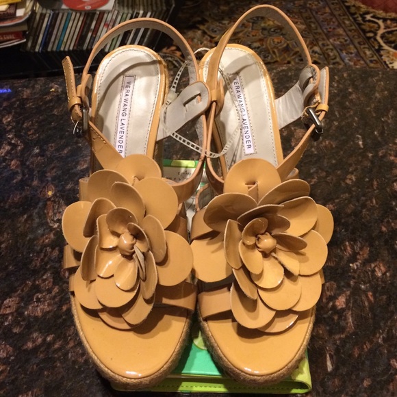 BNWT Tan Patent espadrilles by Vera Wang- 8.5 M - Picture 1 of 4