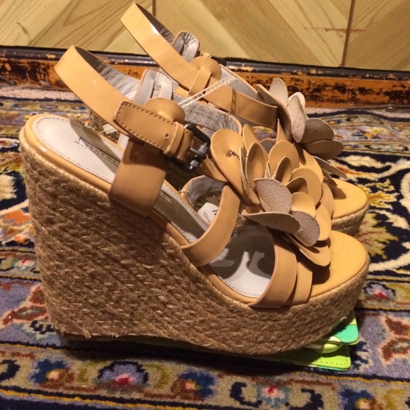 BNWT Tan Patent espadrilles by Vera Wang- 8.5 M - Picture 2 of 4