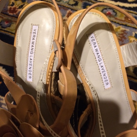 BNWT Tan Patent espadrilles by Vera Wang- 8.5 M - Picture 4 of 4