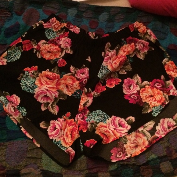 Floral shorts elastic waist.