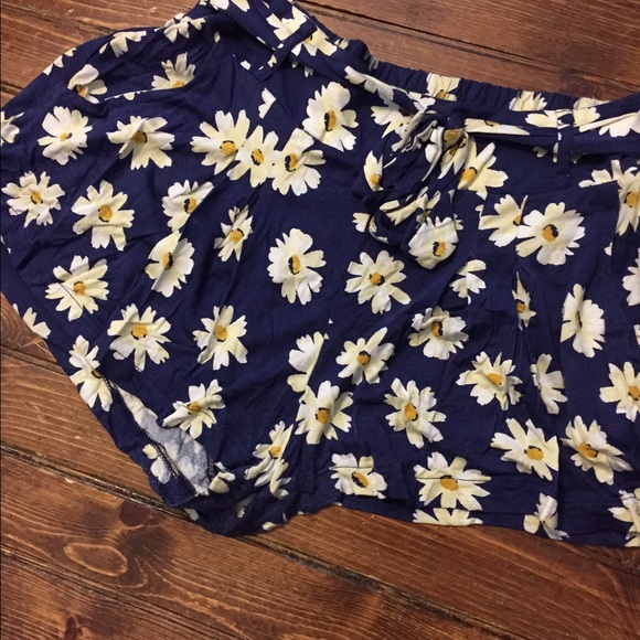 Daisy print highwaisted shorts