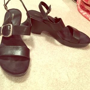 Black wedges