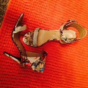 Floral print opened toe high heeled shoes