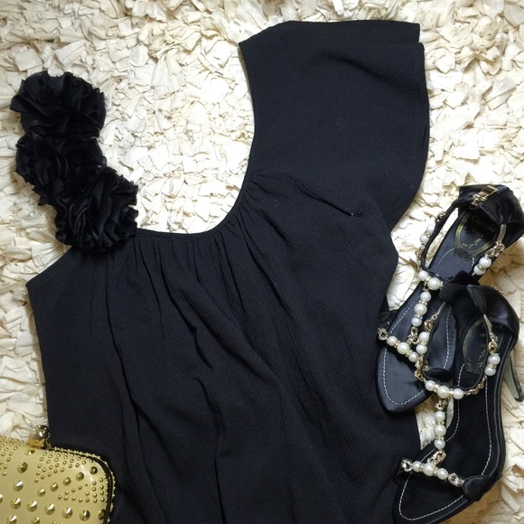 Bebe black ruffle floral summer top