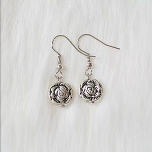 Super cute rose earrings