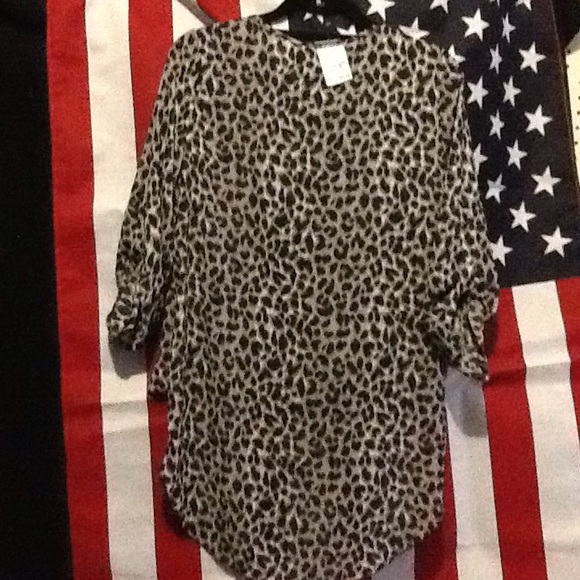 Sold  ! NWT Animal Print high low  blouse - Picture 2 of 3