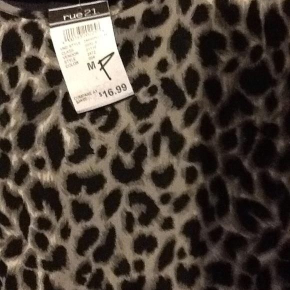 Sold  ! NWT Animal Print high low  blouse - Picture 3 of 3