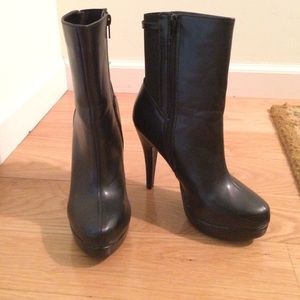 Size 6 Black boot