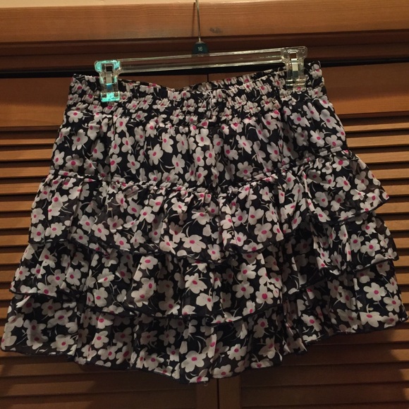 Like New! Rue21 floral polyester mini-skirt!