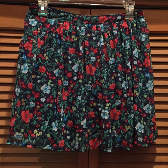 Like new Hollister floral polyester mini skirt -L