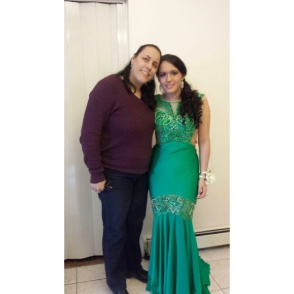 Alyce Paris Dresses & Skirts - Beautiful emerald green prom dress by Alyce Paris