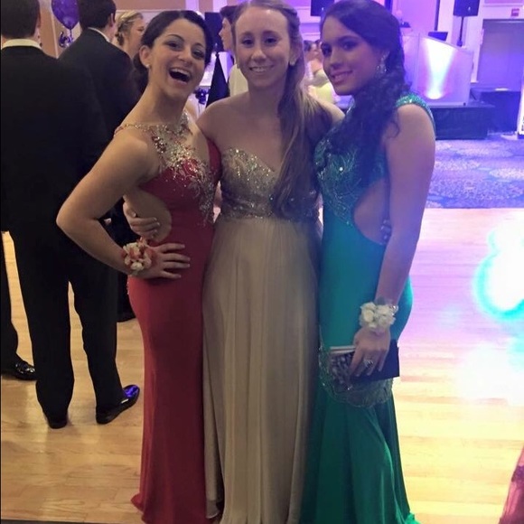 Beautiful emerald green prom dress by Alyce Paris - Picture 2 of 4