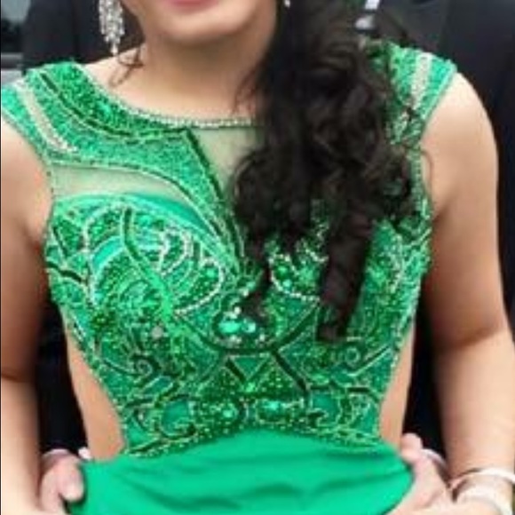 Beautiful emerald green prom dress by Alyce Paris - Picture 3 of 4