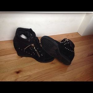 GUESS Suede sneaker wedges