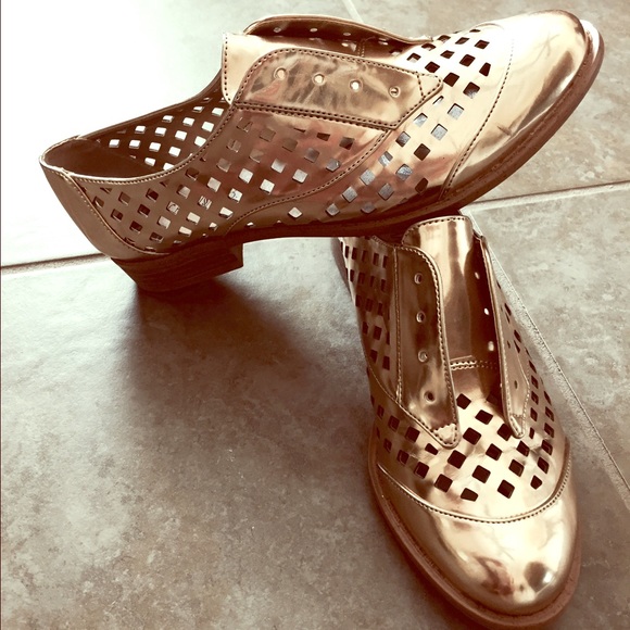 Sam & Libby gold no lace loafers, size 8