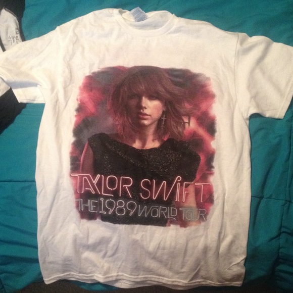 Taylor swift concert T-shirt