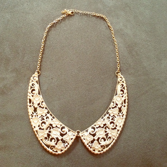 Hold statement necklace