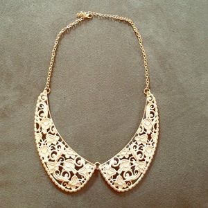 Hold statement necklace