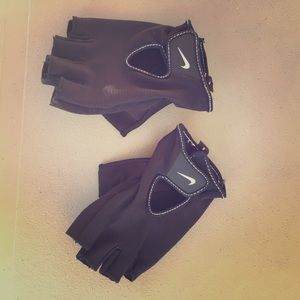 Nike woman's training gloves