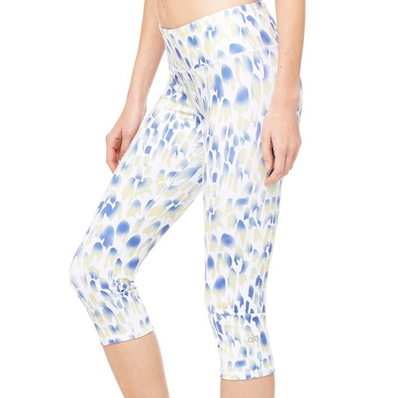 **SOLD on Tradesy** NWT Alo Yoga Airbrush Capri - Picture 2 of 4