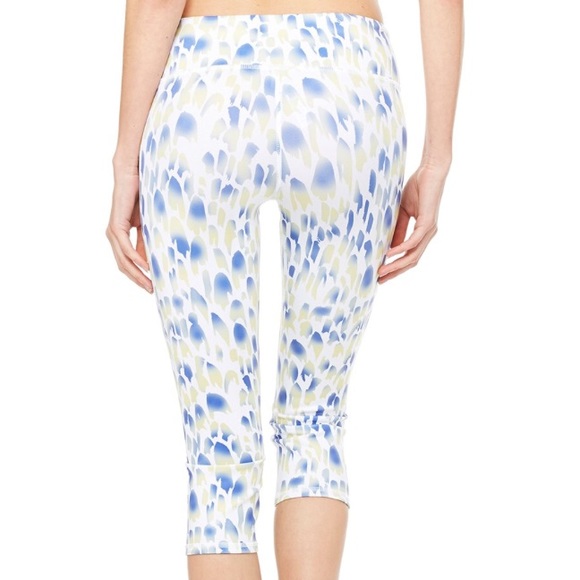 **SOLD on Tradesy** NWT Alo Yoga Airbrush Capri - Picture 3 of 4