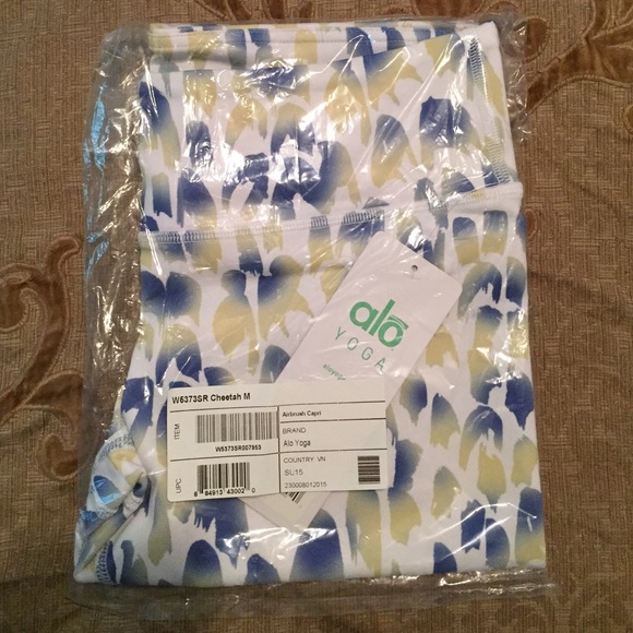 **SOLD on Tradesy** NWT Alo Yoga Airbrush Capri - Picture 4 of 4