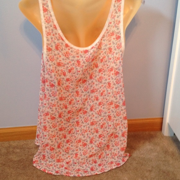 BUNDLED💥 SALE 💥 Floral tank - Picture 2 of 2