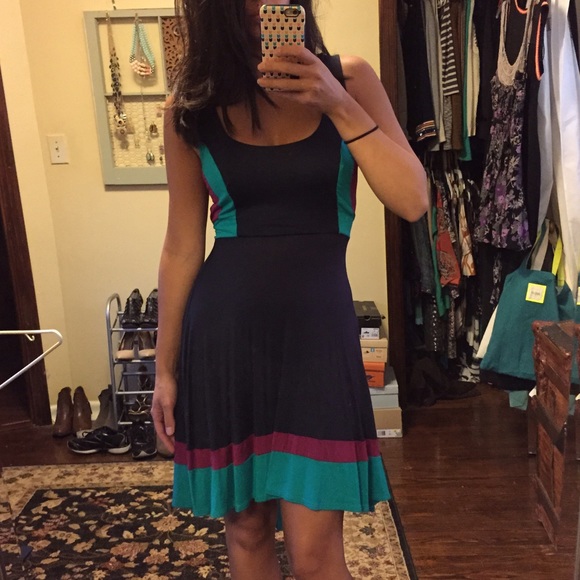 Monteau Dresses & Skirts - Flattering Color Block Dress