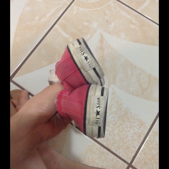 Red converse - Picture 2 of 4
