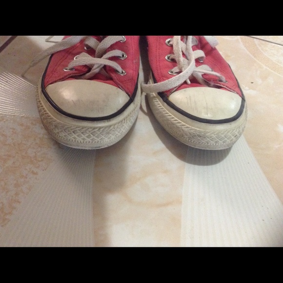 Red converse - Picture 3 of 4