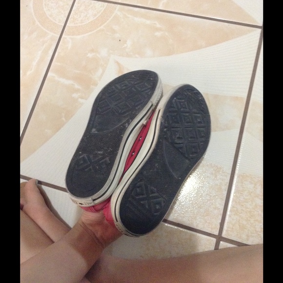 Red converse - Picture 4 of 4