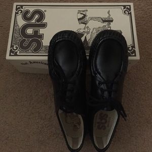 Size 8   SAS. "The Bounce" Comfort Shoe