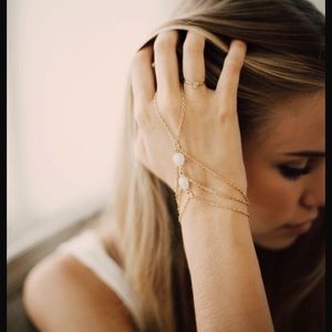 Brandy Melville hand chain