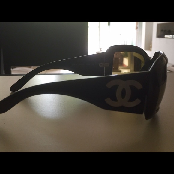 Original Black Chanel Sunglasses - Picture 2 of 7
