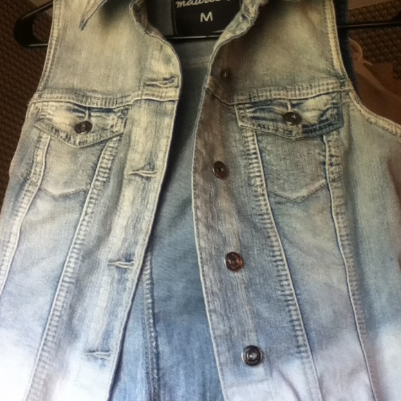 Sleeveless denim jacket