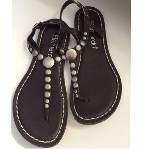 Bernardo Mojo Thong Sandal in Chocolate