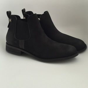 Never worn Steve Madden Chelsea boots