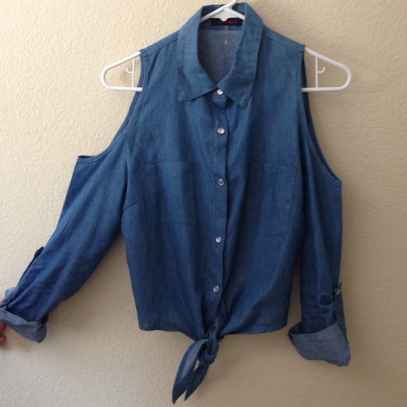 Cold shoulder tie top
