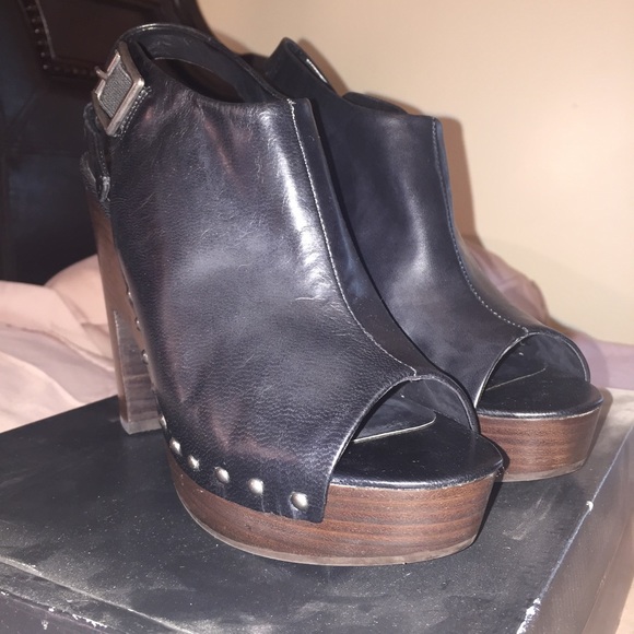 Platform nail head shoe