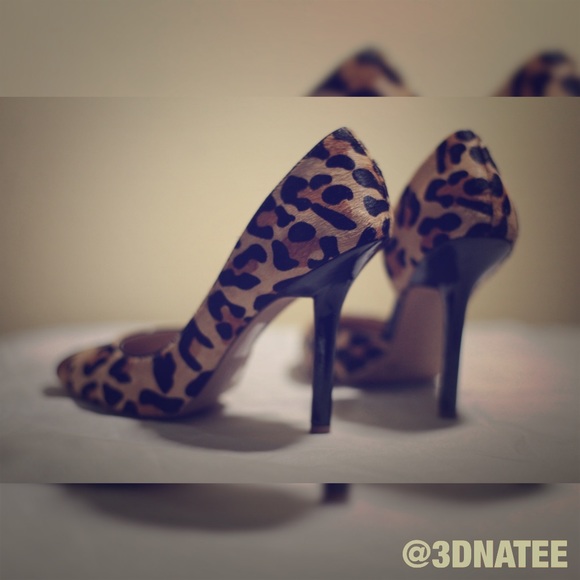 SOLD 👑👑👑👑 GOOD CONDITION BCBG LEOPARD PUMPS