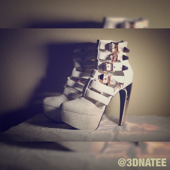 WHITE ROSE STEVE MADDENS (CONDITION: 👑👑👑 of 5)
