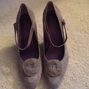 Poetic License gray suede size 8 1/2