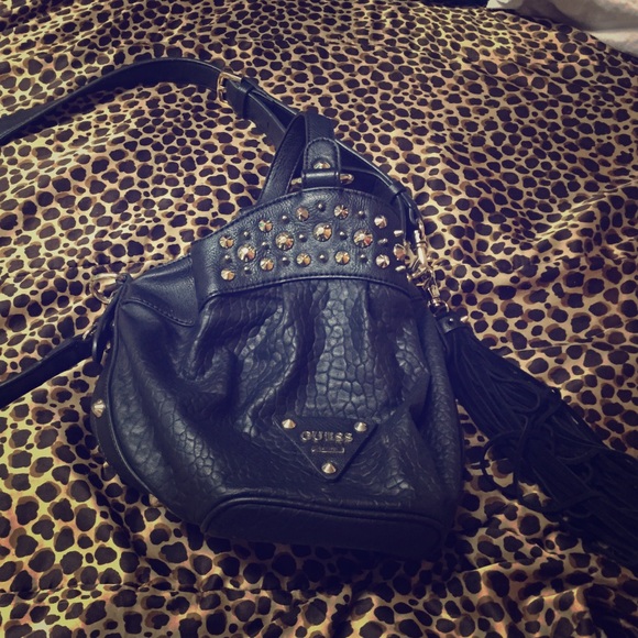 Guess cross body purse like new!!