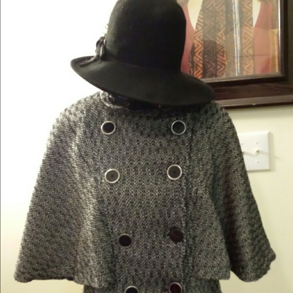 Cape - Picture 3 of 3