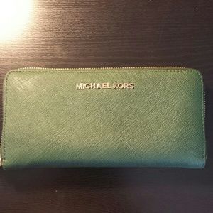 *Sold on other app* Michael Kors Jet Set Wallet